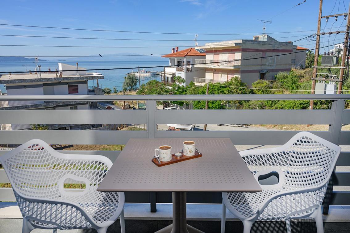 Meltemi Luxury Apartments Nea Roda Exterior photo
