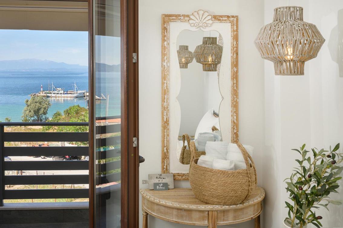 Meltemi Luxury Apartments Nea Roda Exterior photo