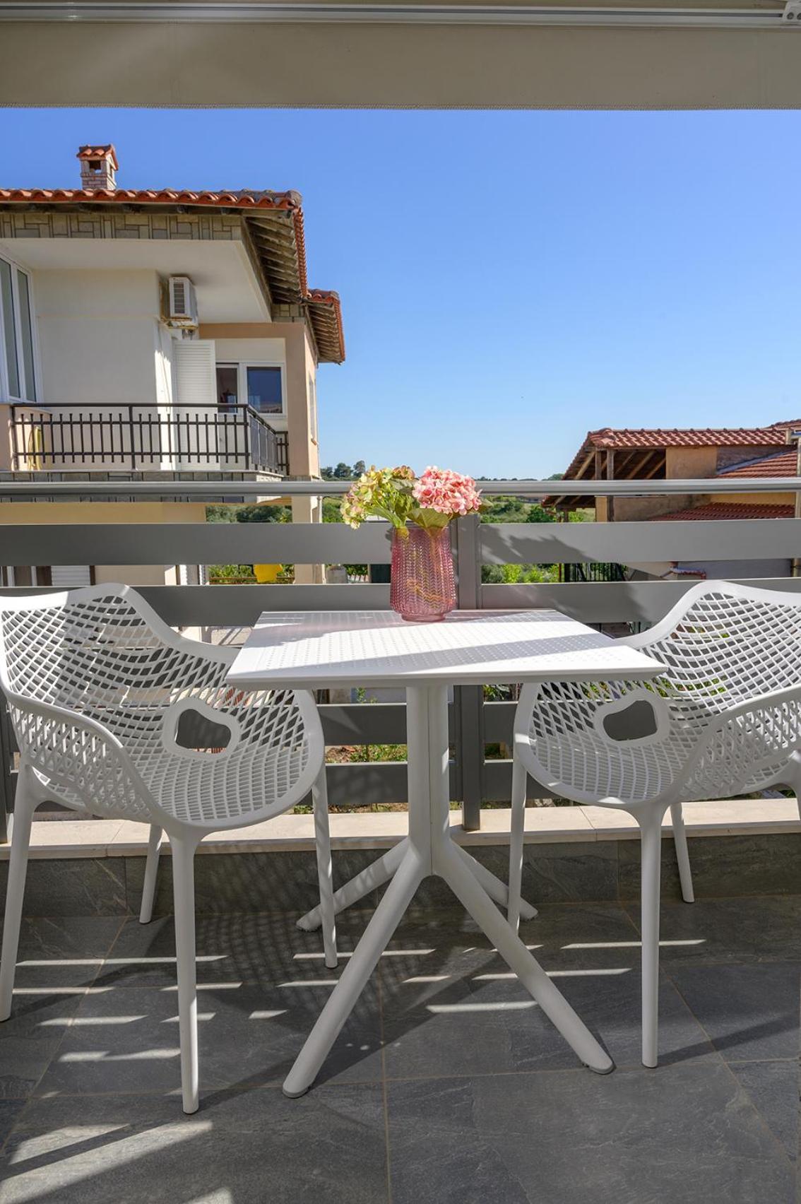 Meltemi Luxury Apartments Nea Roda Exterior photo
